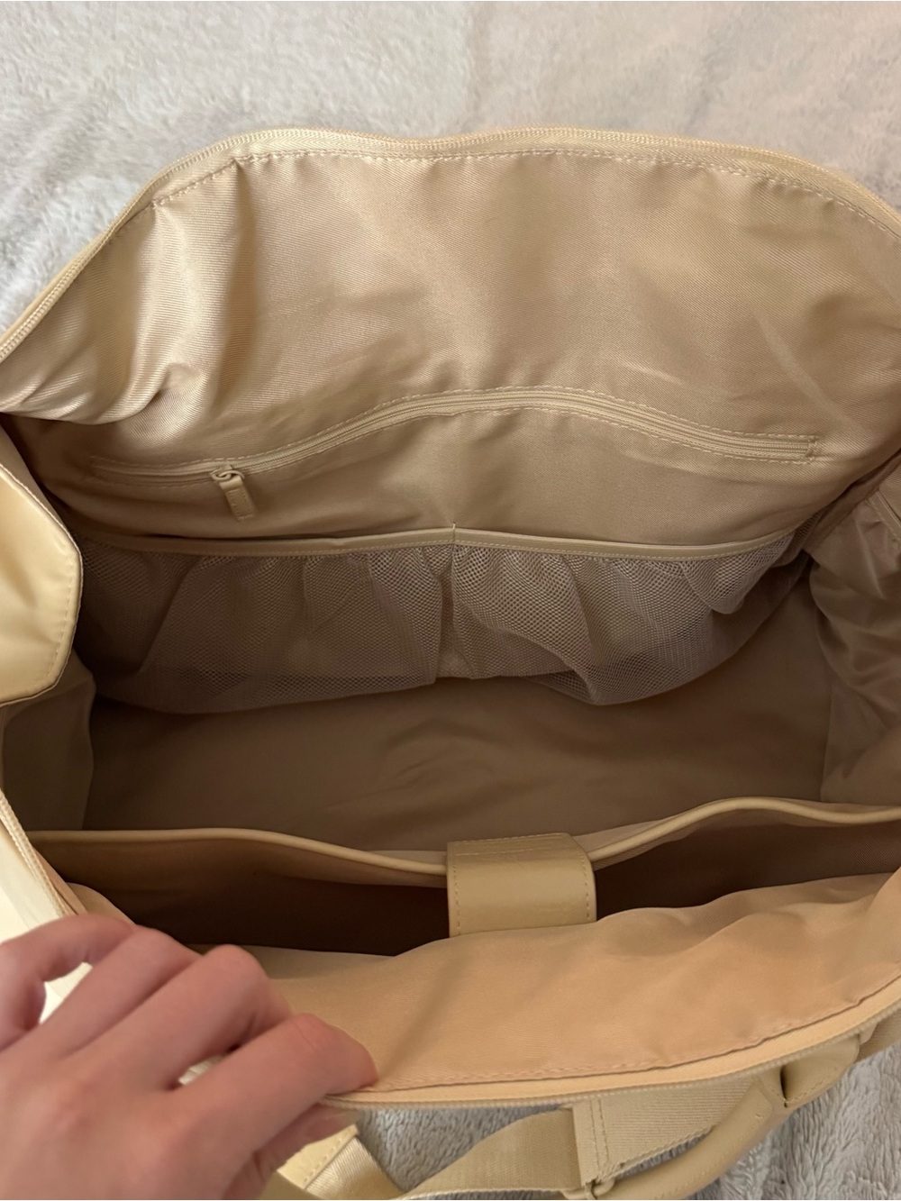 Beis Commuter Duffle in Beige - Picture 4 of 8